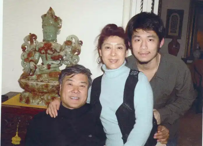 关牧村与丈夫江泓和儿子与父亲一样,关牧村也情路坎坷.