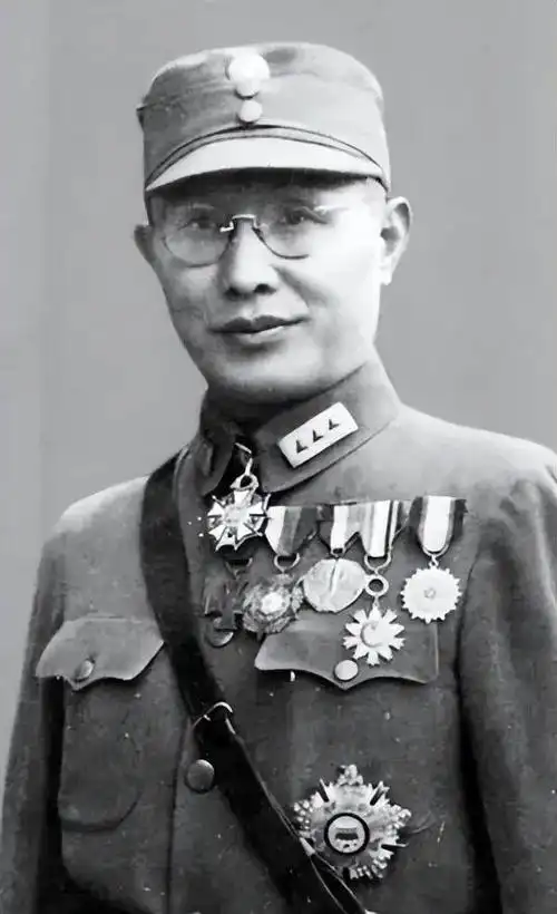 国军营长刺杀军长失败,投八路军避难,我司令员脸一沉:原路送回