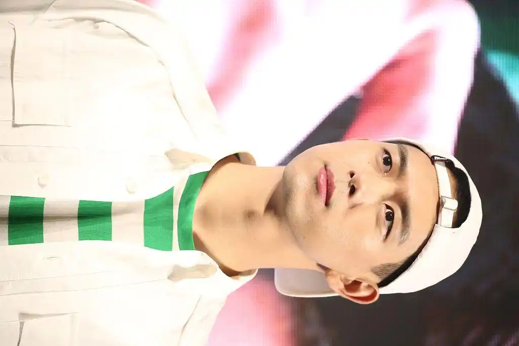 李现寸头造型亮相生图太能打 反戴帽穿绿格纹衫变邻家哥哥