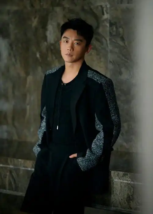 郑恺超话#郑恺0417生日快乐#  他是《繁花》中财大气粗的魏总,是