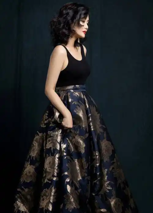 "国民妈妈"李颖秀身材,连衣裙穿出蚂蚁腰,手拿五位数包包超豪_时尚