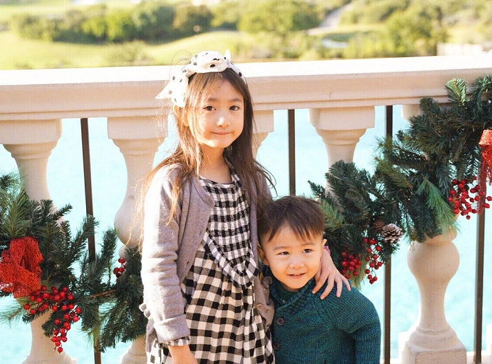 同是7岁,甜馨逆袭成功成美人胚子,而奥莉却遗传了妈妈的方脸!