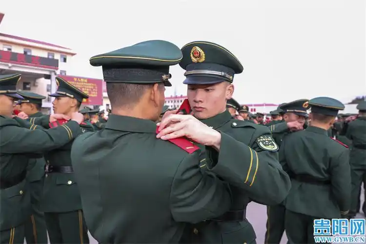 武警贵州总队新兵团举行2021年度秋季新兵授衔暨军人宣誓仪式