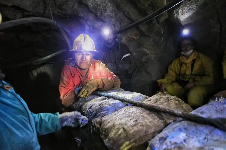 同时也吞噬了800万人的性命,被称为"地狱的入口"——为了开采银矿