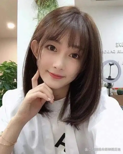 发型的刘海跟两侧边缘衔接自然,只需吹干就能有型,还非常的