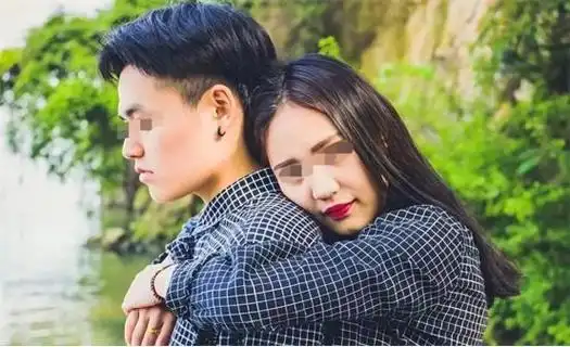 挤走了唐晓明男朋友的位置上和袁姗姗有说有笑.说实话要不是前