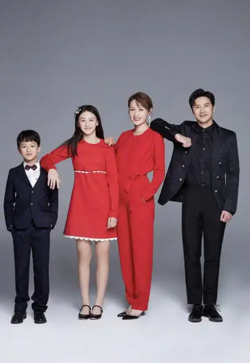 田亮除夕晒全家福,为增高脚踩木头,14岁森碟1米7和妈妈一样高