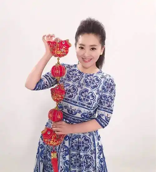 42岁央视主持人月亮姐姐容颜不老,嫁富商老公,晒与儿子照片_小视频