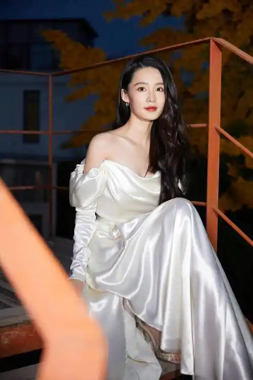 李沁的气质真是一股清流,穿白色缎面裙知性优雅,颜值都太抗打了_时尚