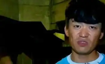 郑恺忙着在"女人堆"里转悠,结果名牌都被撕了,而王宝强说的那句话