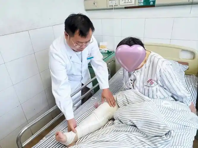 予以跟骨牵引,消肿药物应用,肿胀消退后适时手术诊治,术后石膏固定