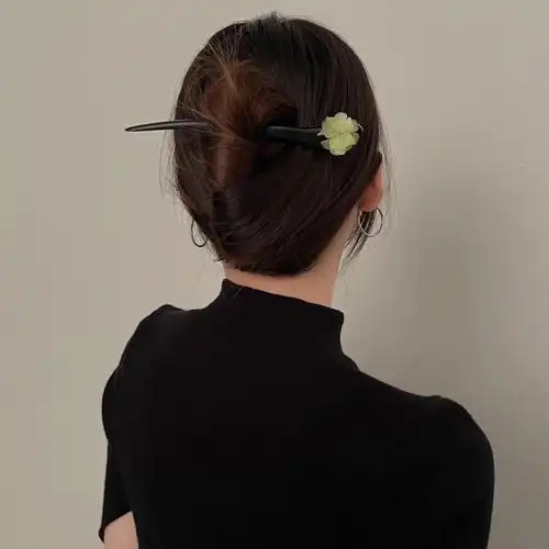 最近迷上了木簪子  盘发太有感觉了 气质这块算是拿捏了