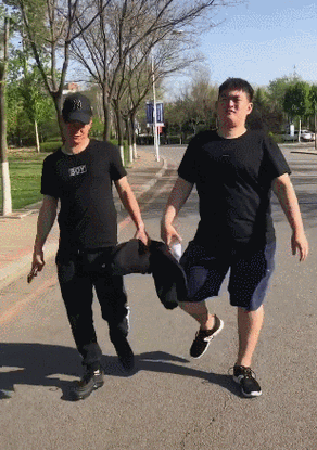 赵本山儿子走路姿势成了最大亮点,网友:有钱人都这么走路吗?