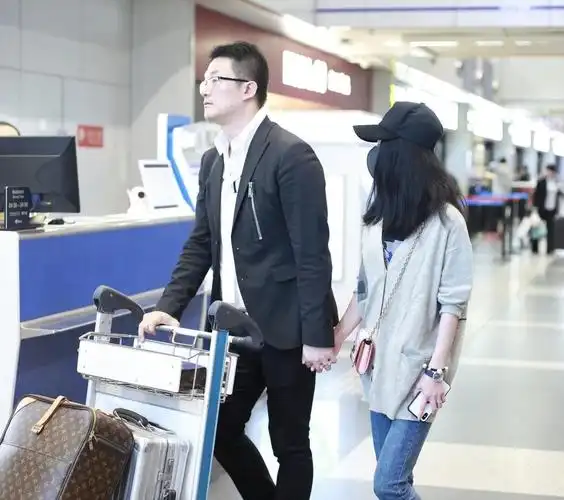 姚笛和富商老公高调现身十指相扣秀恩爱