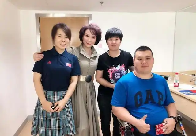 蔡明和万茜同台,连衣裙和短裙都很美,看不出二人相差二十岁