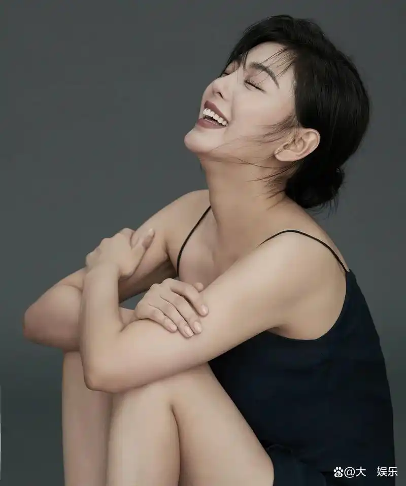 "羽墨"赵文琪身穿黑色吊带裙,女人味十足.不愧是女神!