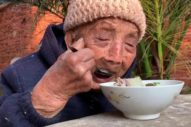 农村有很多老年人牙齿都快掉光了,为什么儿女们不带他们去治疗?-图2