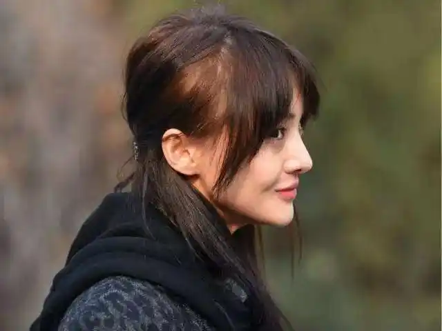 正脸好看但是侧脸太丑的女明星,她们的颜也是有硬伤的