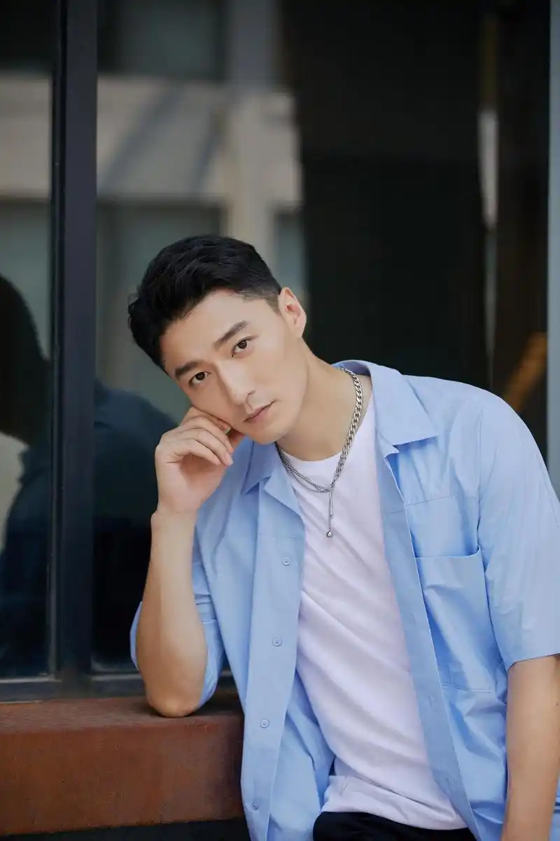 金泽灏最新写真曝光 随性惬意展露清爽魅力