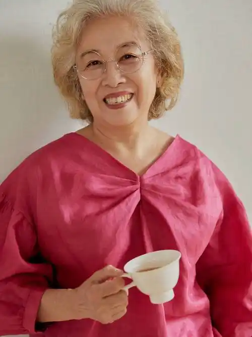 原创这才是普通奶奶辈该学的打扮优雅气质一头白发也体面