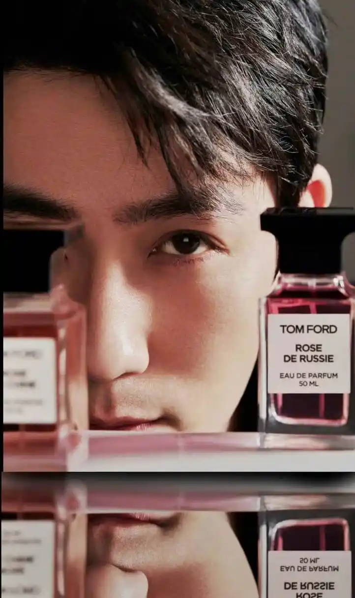 朱一龙|tomford    近日,一则香水广告大片曝光.