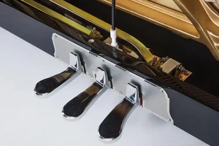 善用钢琴三个踏板中的弱音踏板(也称为防扰邻踏板),踩下以后声音会小