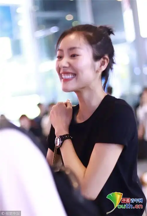 刘雯扎减龄丸子头清爽利落大笑露牙床无偶像包袱