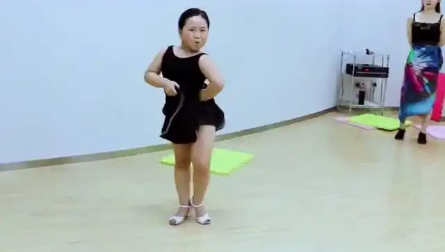 小胖妹跳拉丁舞动作表情神到位,但却莫名戳中笑点!