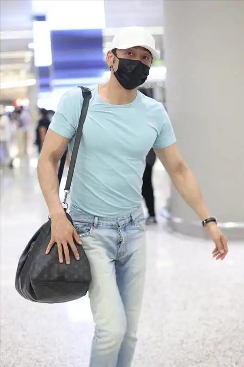 杨烁身材太好了吧,身穿紧身t恤大秀肌肉,一点不像快40岁的人