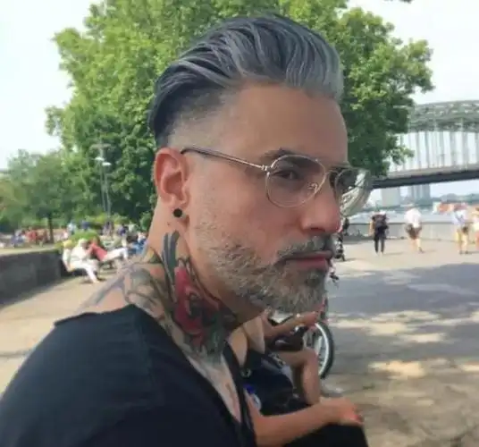 爱上外国大叔婚后幸福美满而我亲手打掉了孩子把他送入公安局