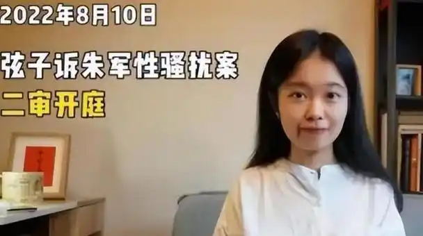 两人激动地牵住彼此双手的画面被截取成了朱军走向董卿的片段.