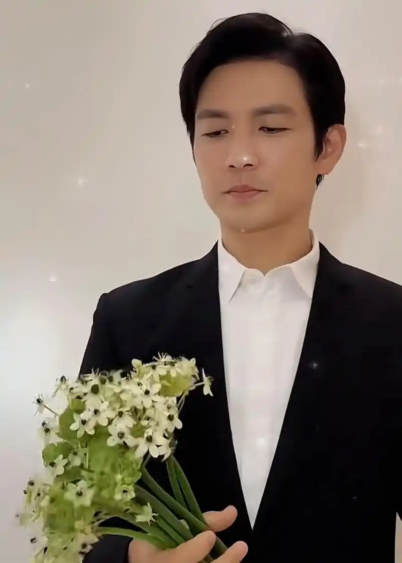 秦岚# #钟汉良# 新剧亦舞之城,今日在成都市郫都区开机,钟汉良说扯技