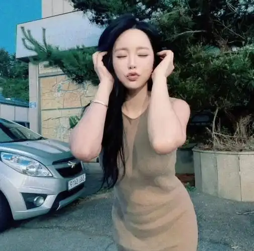 洪真英的无袖连衣裙,搭配卷发造型,散发迷人魅力