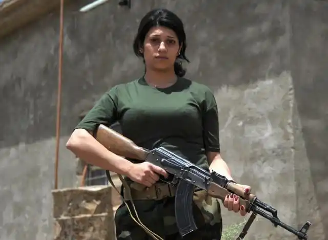 6月3日,伊拉克库尔德女子志愿部队女兵在前线与伊斯兰国恐怖分子作战.