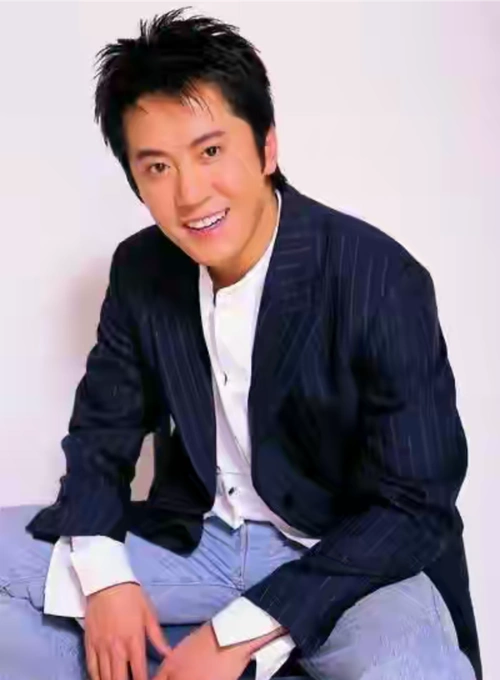 53岁毛宁近照曝光疑似整容过度嘴歪眼斜撞脸李宇春引发热议