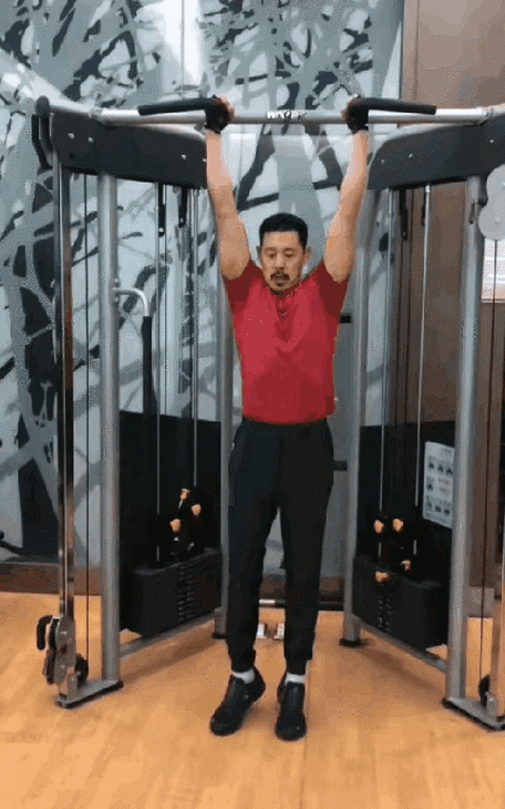 67岁张丰毅脱衣展身材,头发花白肌肉健硕,为了陪小13岁娇妻拼了