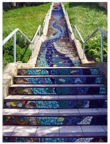 色彩斑斓的彩绘楼梯