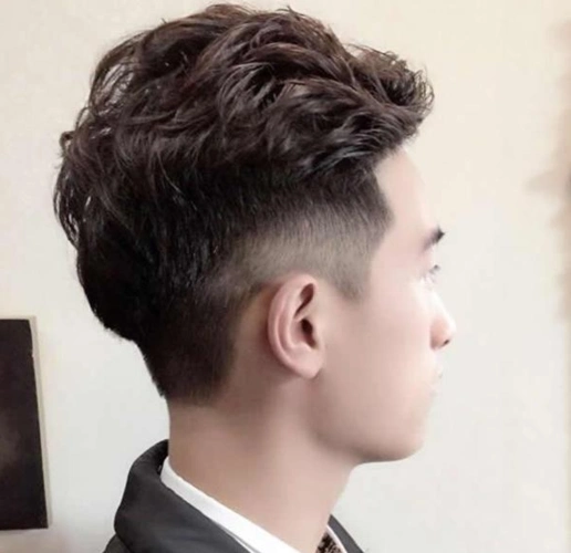 适合比较喜欢展露侧脸轮廓的帅哥哦,特别帅,这一款铲鬓角的短发看上去