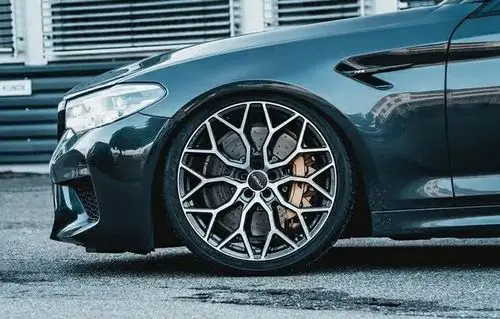 宝马m5轻改案例,这轮毂造型太时尚,个性了,酷!