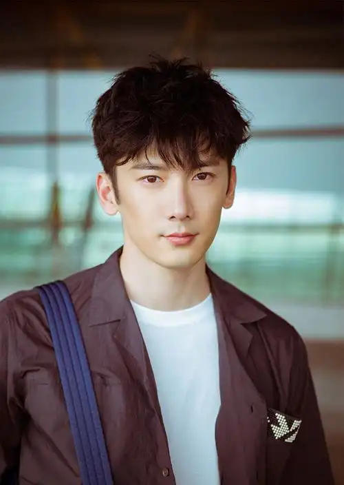 刘芮麟阳光帅气机场街拍图片