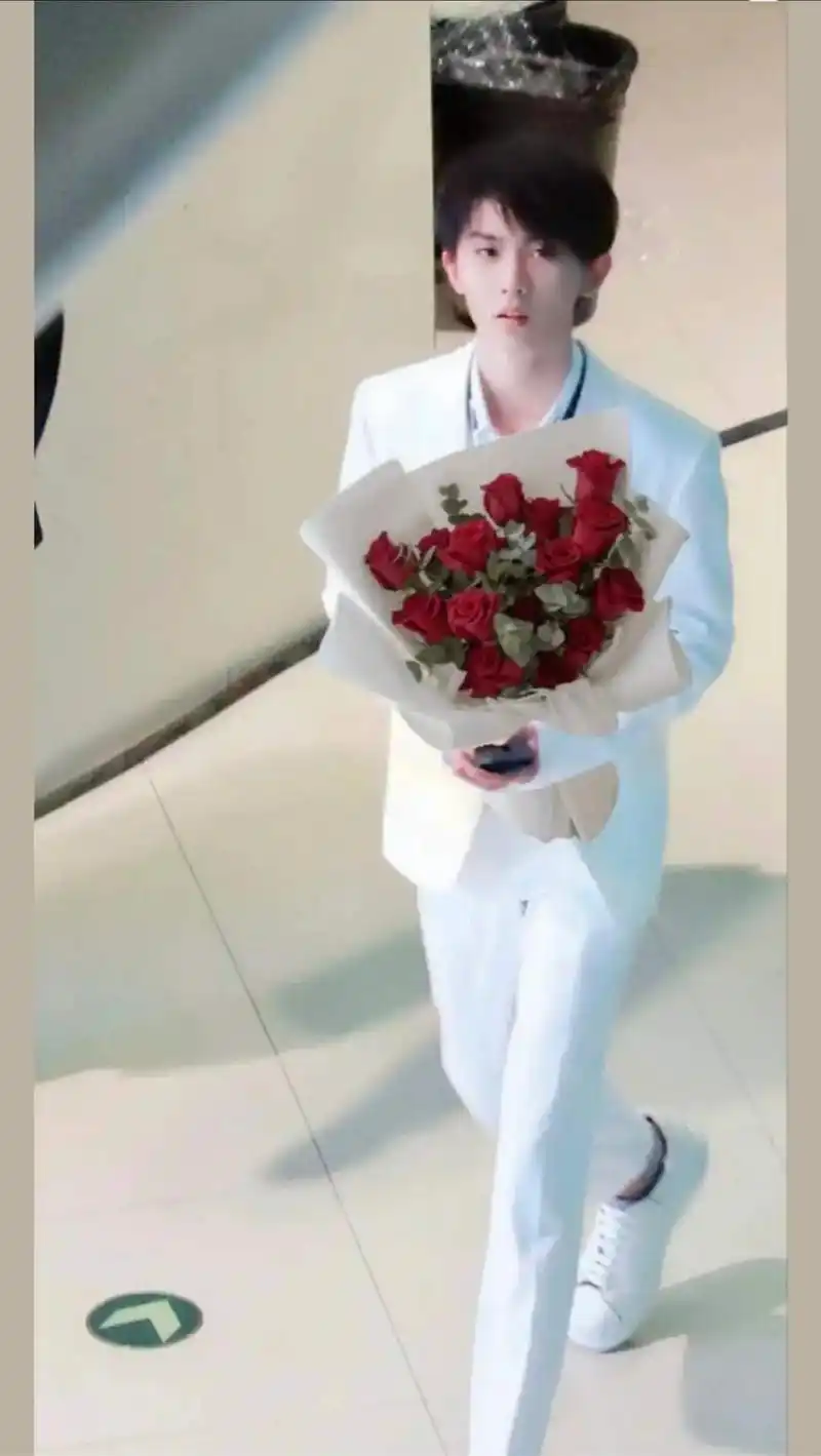 这很难不爱99#马嘉祺 #表白 #花  #照片 #喜欢就要说 - 抖音