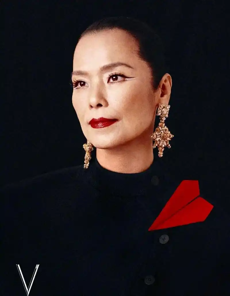 著名歌手韦唯拍摄杂志封面,时尚大气如霸气女王 60岁韦唯看起来和年轻