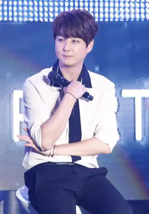 申彗星不能没有消夜 连喝水的样子都性感