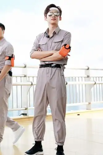 《我们战斗吧》白敬亭勇闯蛇洞 坐跳楼机无畏惧