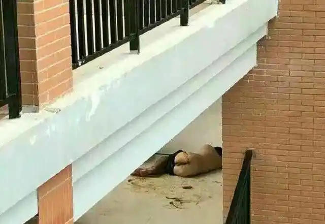 我们学校一哥们喝多了,在走廊里拉屎,拉完还滚了几圈……小学时