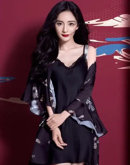 杨幂代言维密了,宣传图尽显傲人身材,身材越来越好