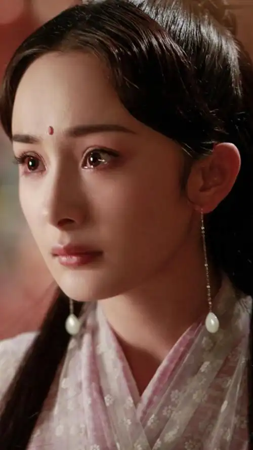 再例如三生三世十里桃花里的大幂幂,她们在古装的时候的朱砂痣就是在