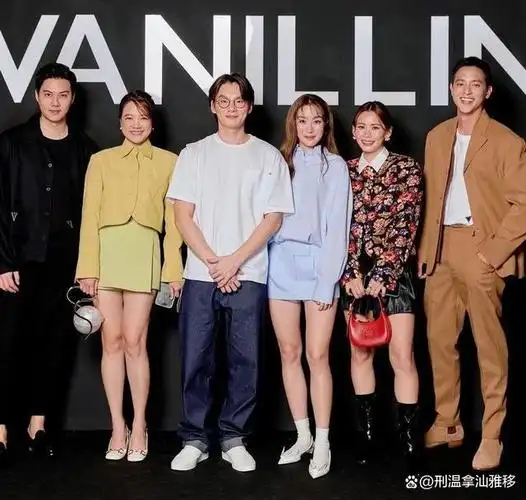 因为备受瞩目的男星james jirayu携手他的女友foam一同亮相某项盛大