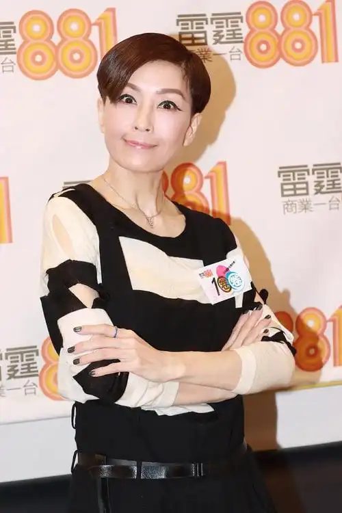 组图:伍咏薇短发造型傲娇范 自嘲九十多岁怕与年轻主持人有代沟