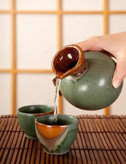 传统的日式房间手倒酒日式清酒